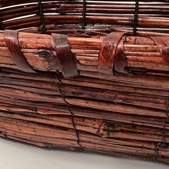 Wicker basket with faux leather handles - Picture 2 of 3